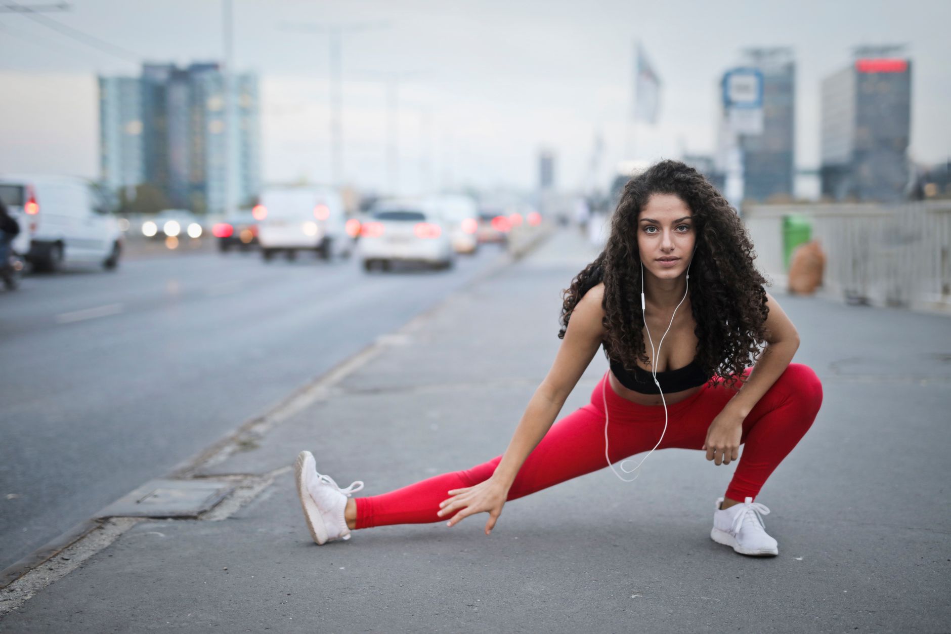 25 Gym Bag Essentials Every Woman workout technique step by step