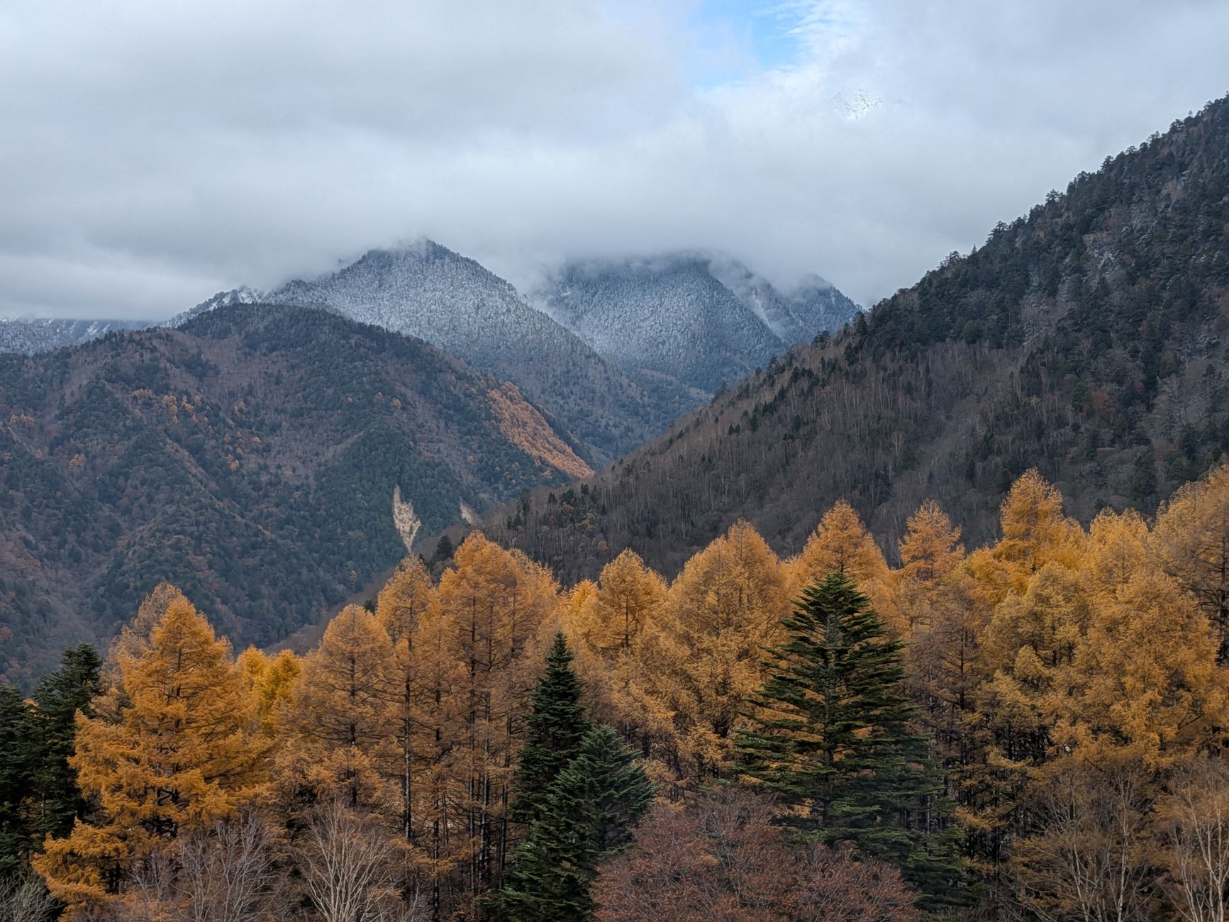深い山に囲まれた秘湯の露天風呂