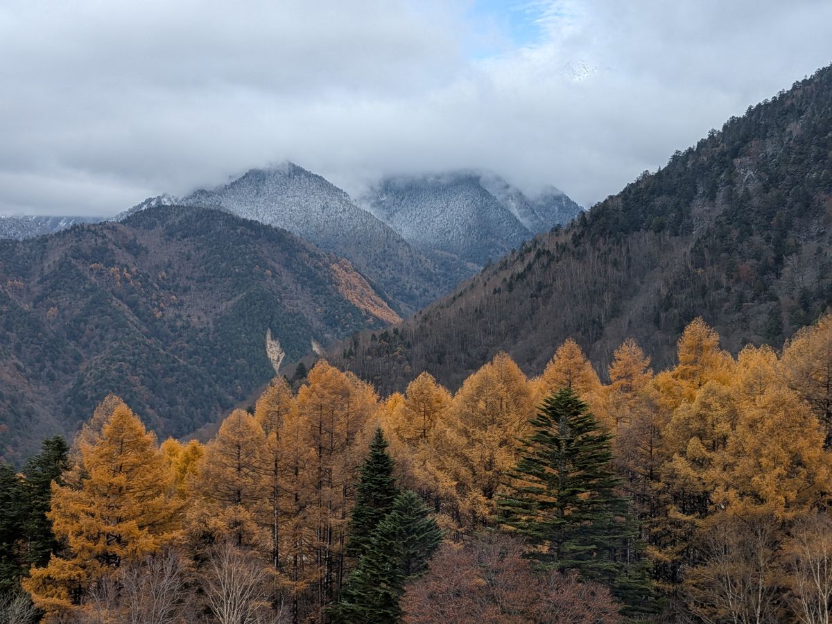 上高地の秋の風景イメージ