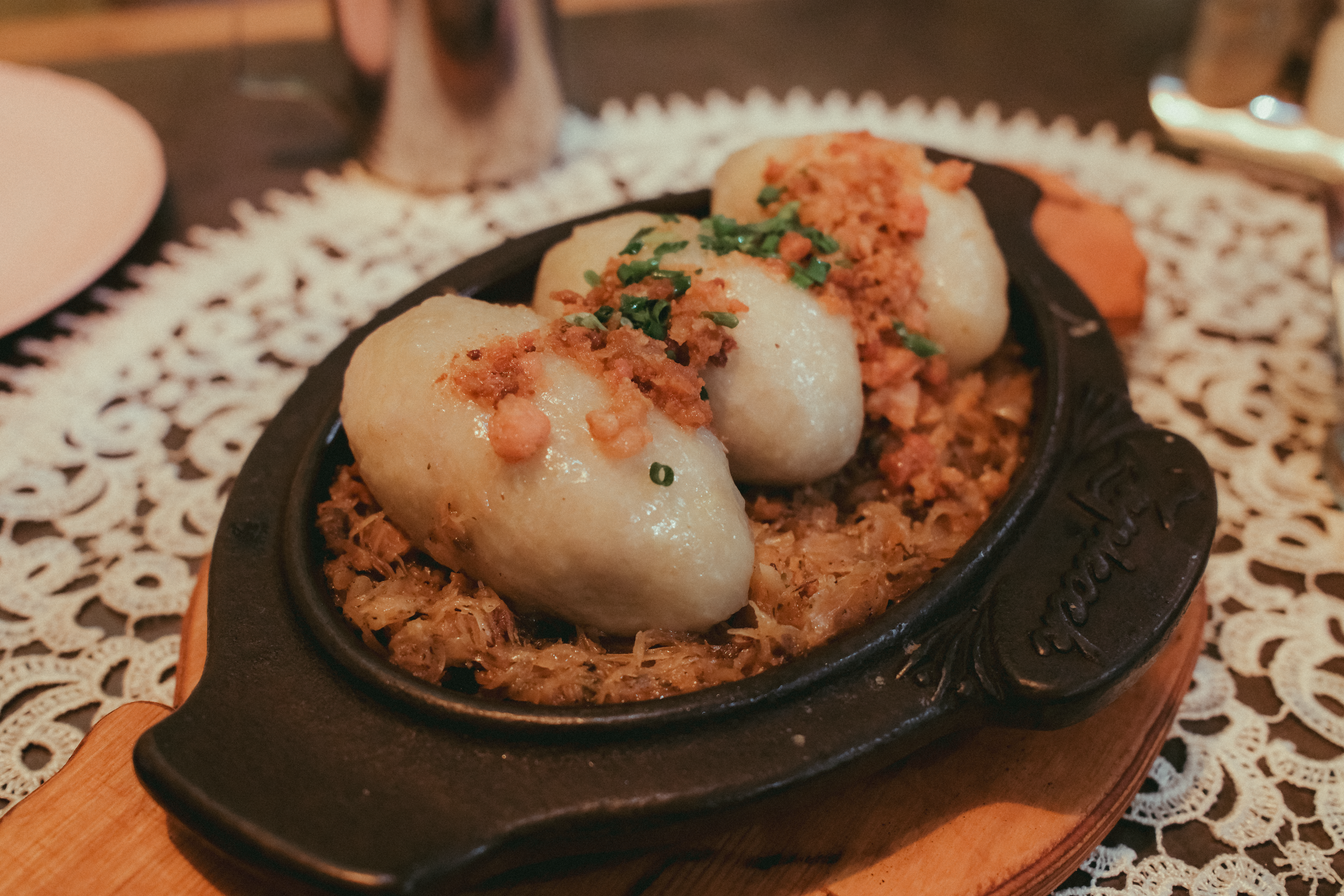 Német sauerkraut ragu: a bajor savanyú káposzta hagyományos receptje – sauerkraut stew served with bread dumplings