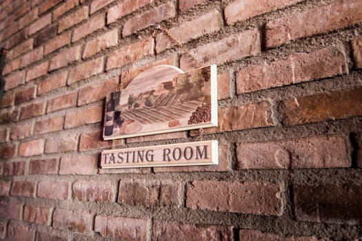 质朴的砖墙上挂着一块古色古香的品酒室标志，营造出复古的氛围