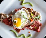 墨西哥辣椒酱上撒着一面煎鸡蛋和新鲜香草，味道鲜美