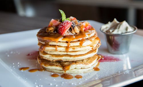 Pfannkuchen Mit Geschnittener Erdbeere