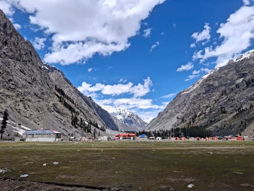 Free Picturesque view of a Himalayan valley with campsites under a clear blue sky. Stock Photo