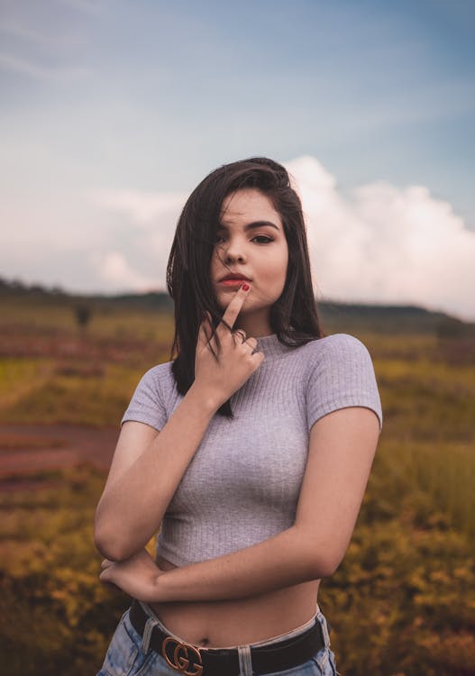 Botox și acid hialuronic.2 Proceduri pentru oprirea timpului în loc 12 Selective Focus Photo of Woman in Gray Tank Top Standing in Grass Field Posing