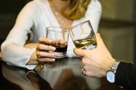 一对男女在浪漫的约会期间于餐厅碰杯饮酒