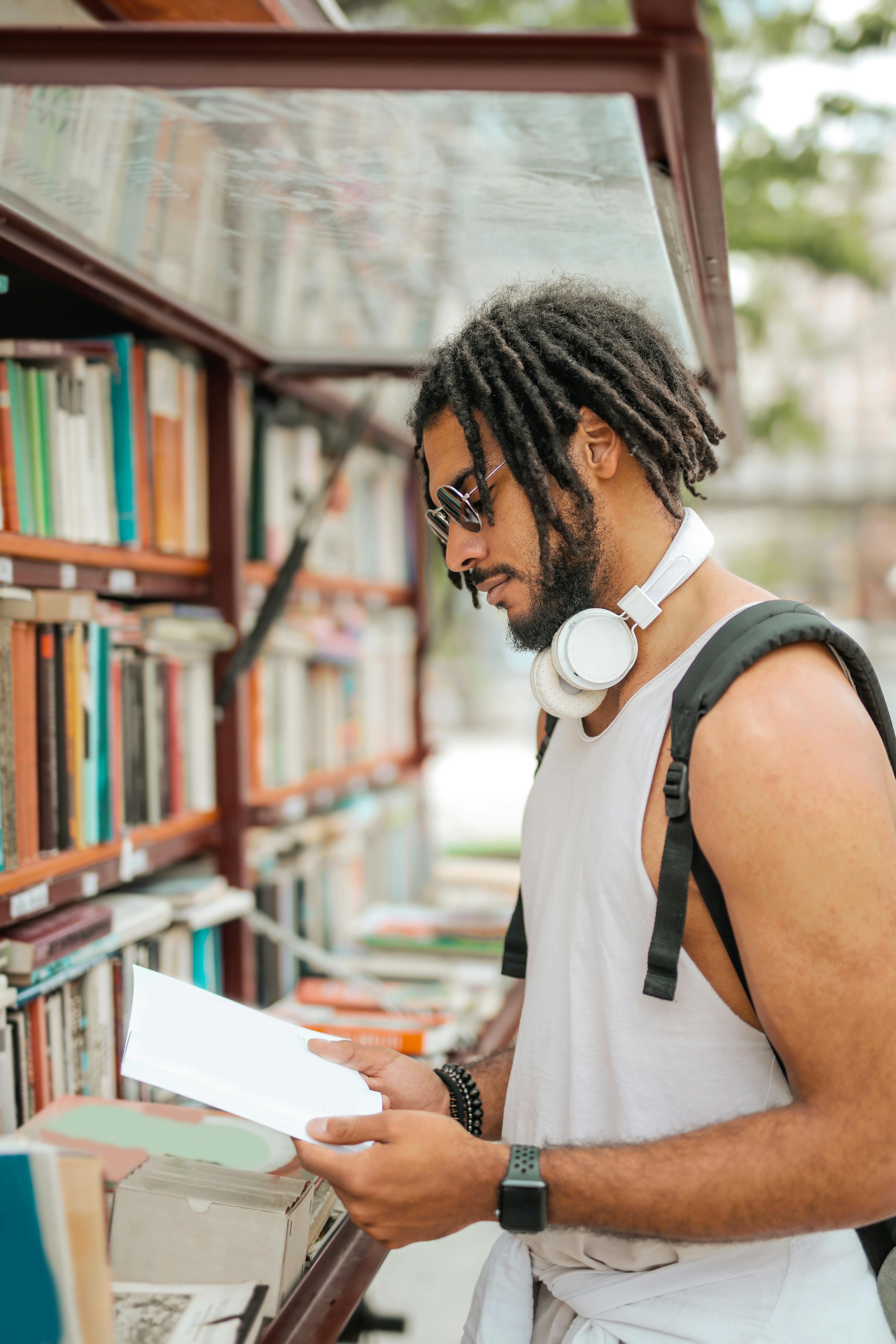 Wireless Earbuds for Travel: Cordless Audio Convenience