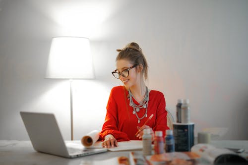 Vrouw Die In Rood Overhemd Met Lange Mouwen Haar Bekijkt L Aptop