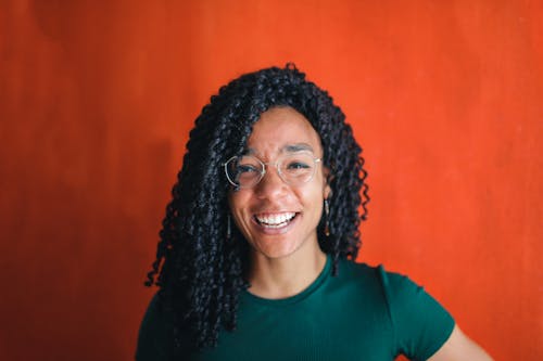 Mujer En Camisa De Cuello Redondo Verde Sonriendo