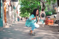 一位快乐的女子踩着滑板，穿梭在充满活力的城市街道，拥抱活跃的都市生活