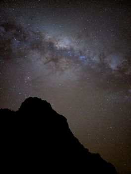 Berg & Galaxie im Universum – Wunderschöne Kosmos-Aufnahme