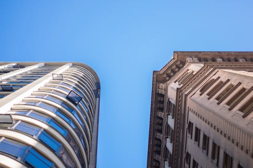 Edifício De Concreto Branco E Marrom Sob O Céu Azul