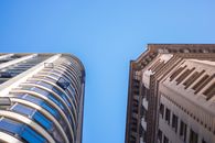 两座城市的摩天大楼高耸入云，展现了现代与经典的建筑风格