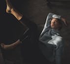 一名年轻女子在室内放松，穿着舒适的毛衣，在柔和的灯光下拍摄