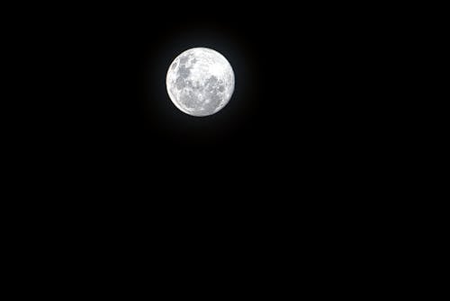 бесплатная Полная луна в темном ночном небе Стоковое фото