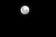 夜空中，满月照亮了陨石坑清晰可见的详细视图