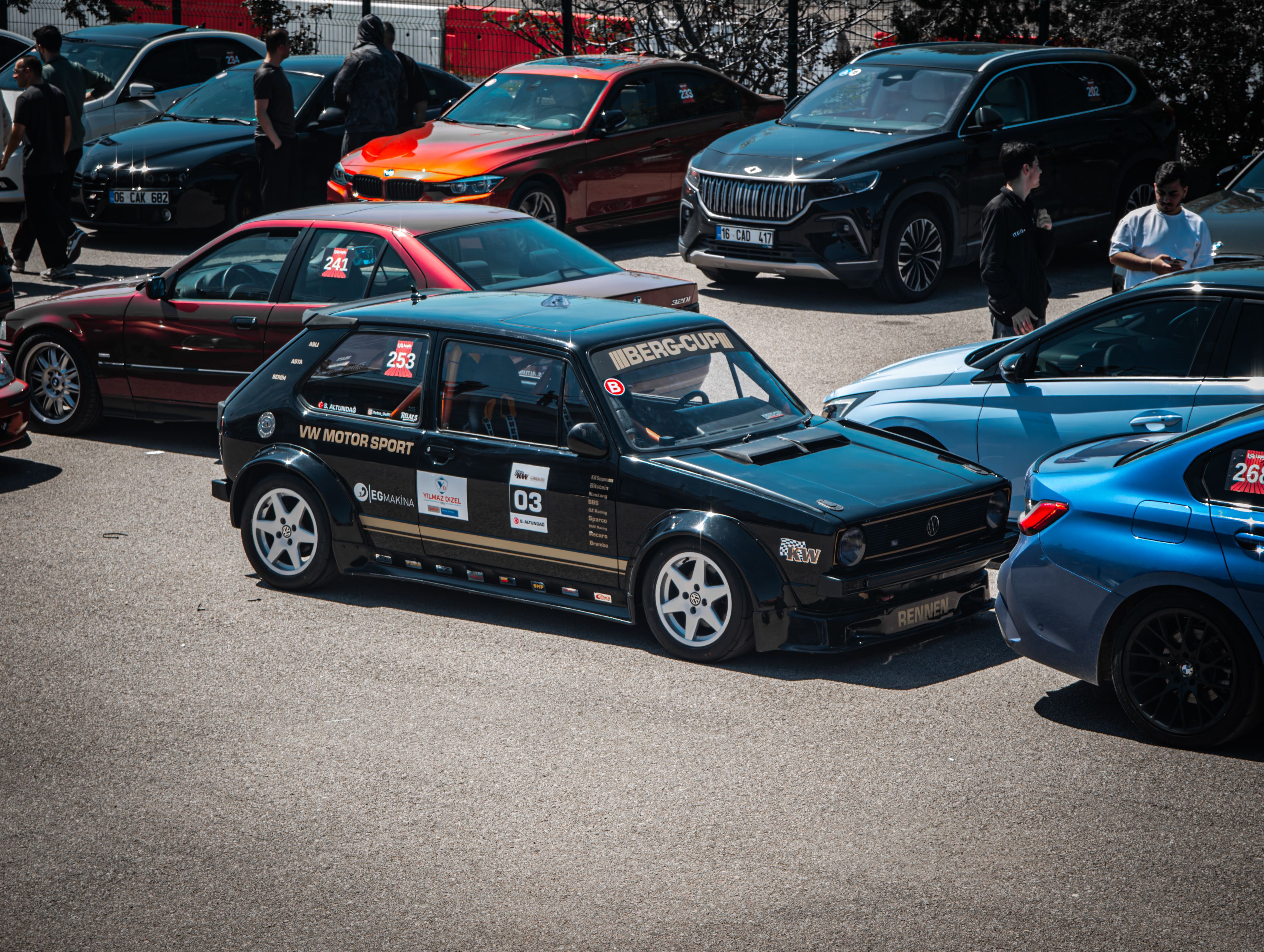Car Rally with Modified Vehicles and Participants · Free Stock Photo