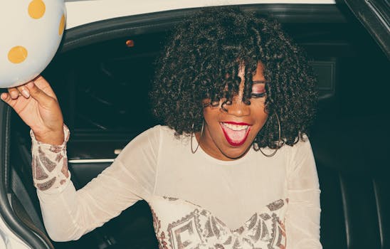 一位留着卷发的快乐年轻女子，穿着时尚的服装，享受夜晚的外出