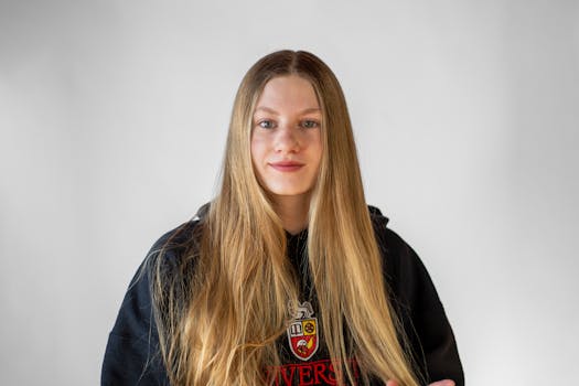 一位年轻女子的肖像，她留着金色长发，穿着圭尔夫大学连帽衫