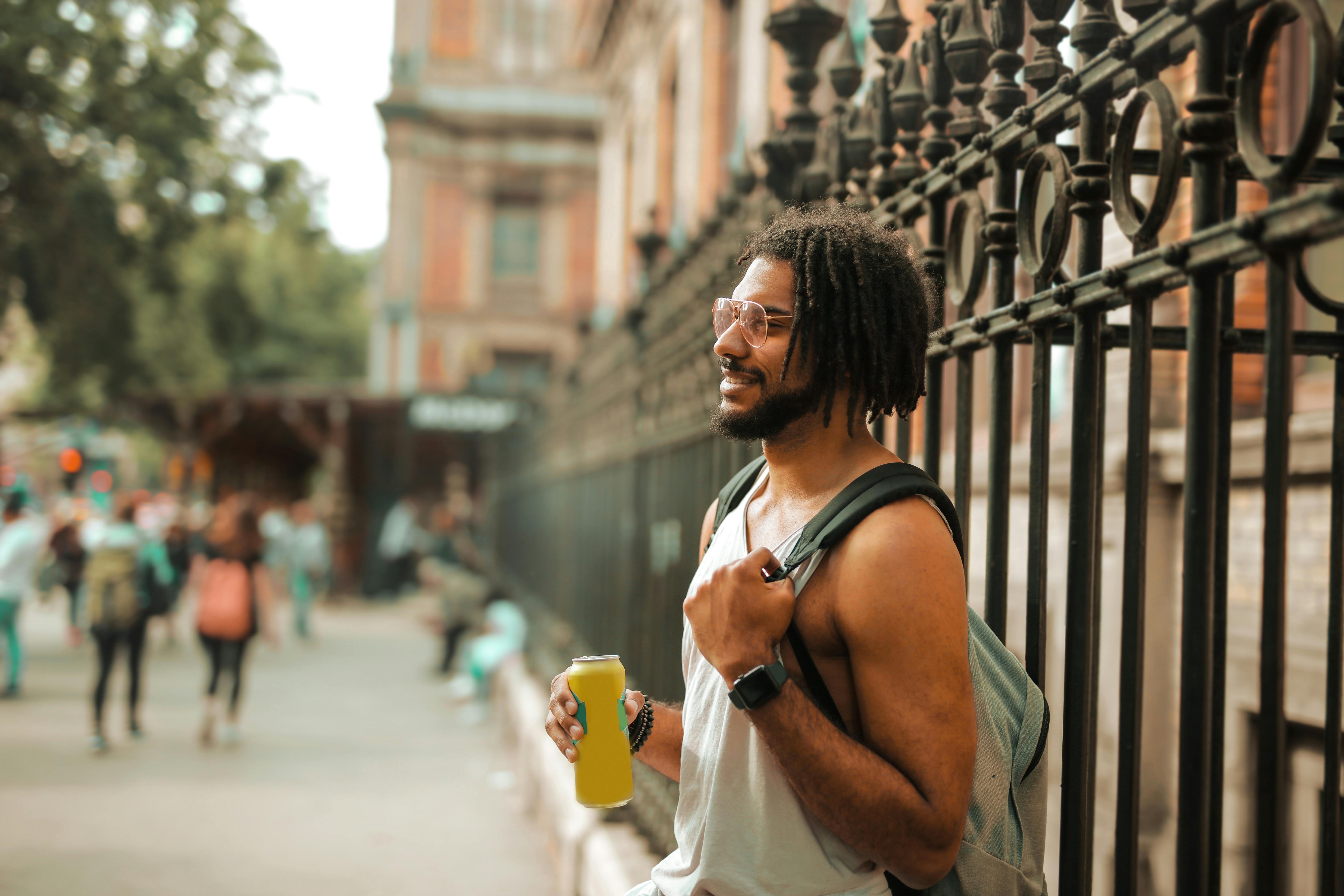 年轻人穿着休闲装，微笑着享受户外阳光明媚的一天