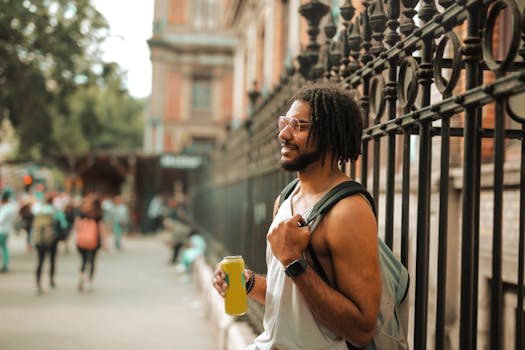 年轻人穿着休闲装，微笑着享受户外阳光明媚的一天