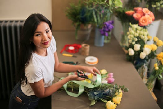 一位年轻女子在充满活力的花店里制作花束