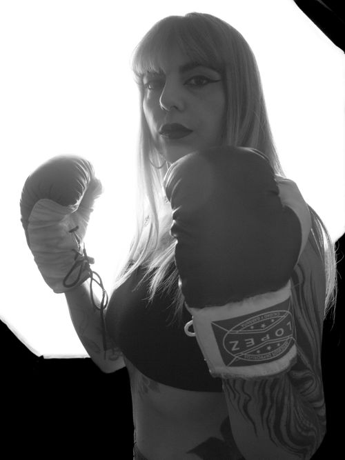 Free A dramatic black and white portrait of a female boxer in a fighting stance, emphasizing strength and determination. Stock Photo