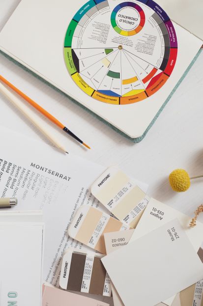 Espace de design graphique avec nuanciers et outils créatifs