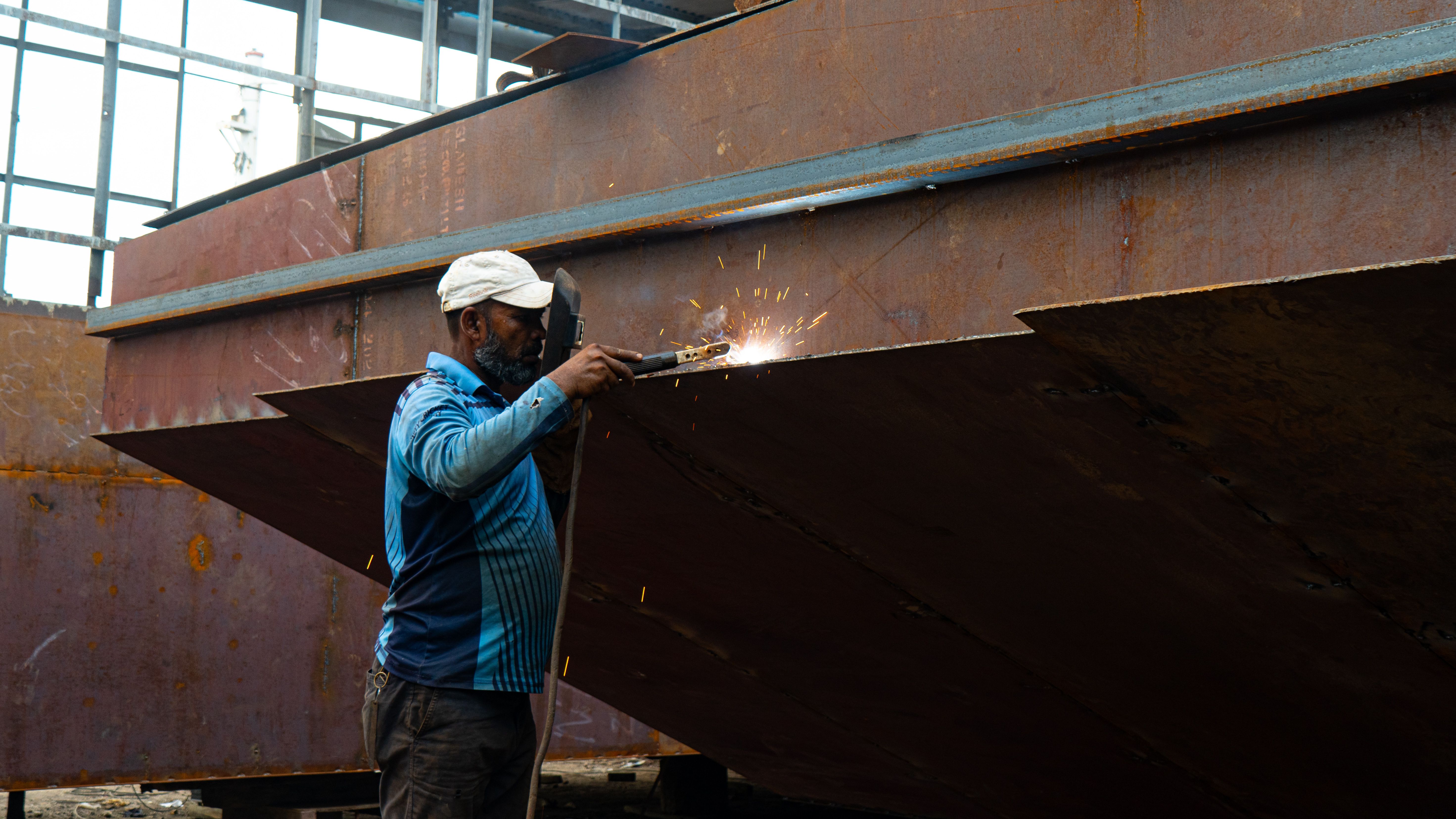 Jeritan Bos Bengkel Kapal: Rupiah Lesu, Harga Bahan Baku Meroket Ancam Industri Maritim!