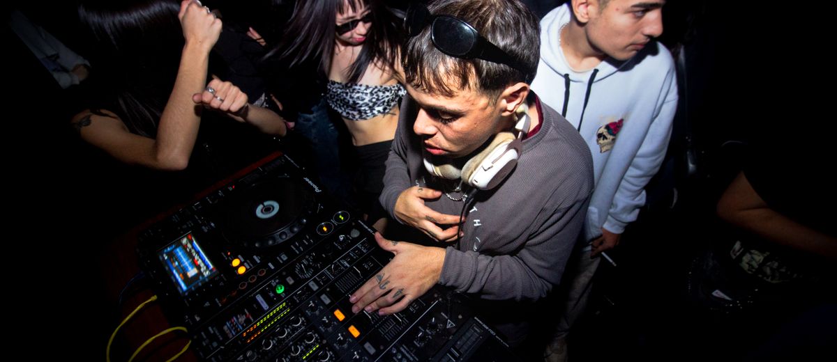 Un DJ ante el público en un festival de música electrónica