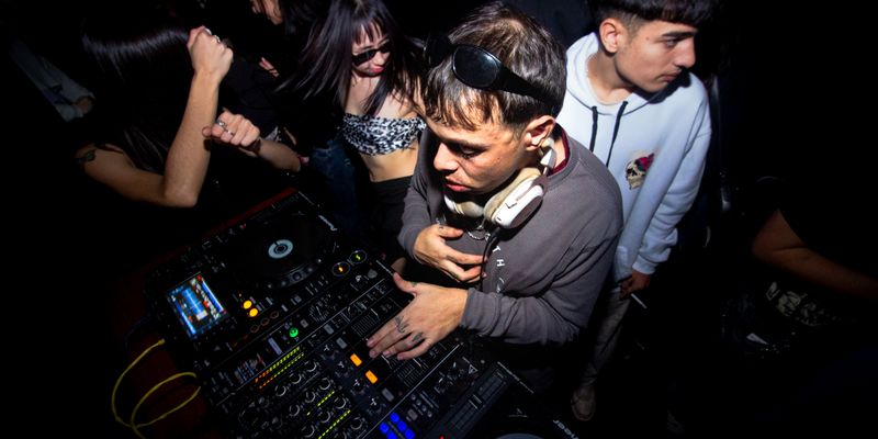 Un DJ ante el público en un festival de música electrónica