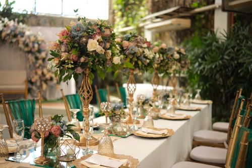 Free An elegant wedding reception setup featuring lavish floral centerpieces and sophisticated table decor. Stock Photo
