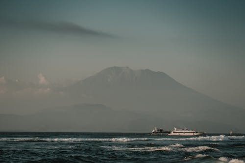 Yelkenli Teknelerle Dağ Ve Deniz üzerinde Bulutlu Gökyüzü