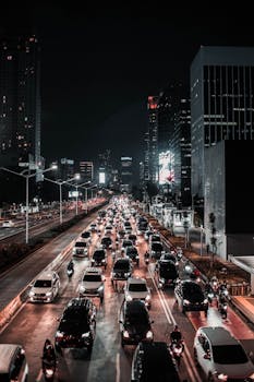 雅加达市中心夜色中的繁忙交通