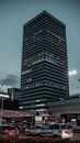 黄昏时分，雅加达的高层办公楼被车流包围，展现了城市生活的景象