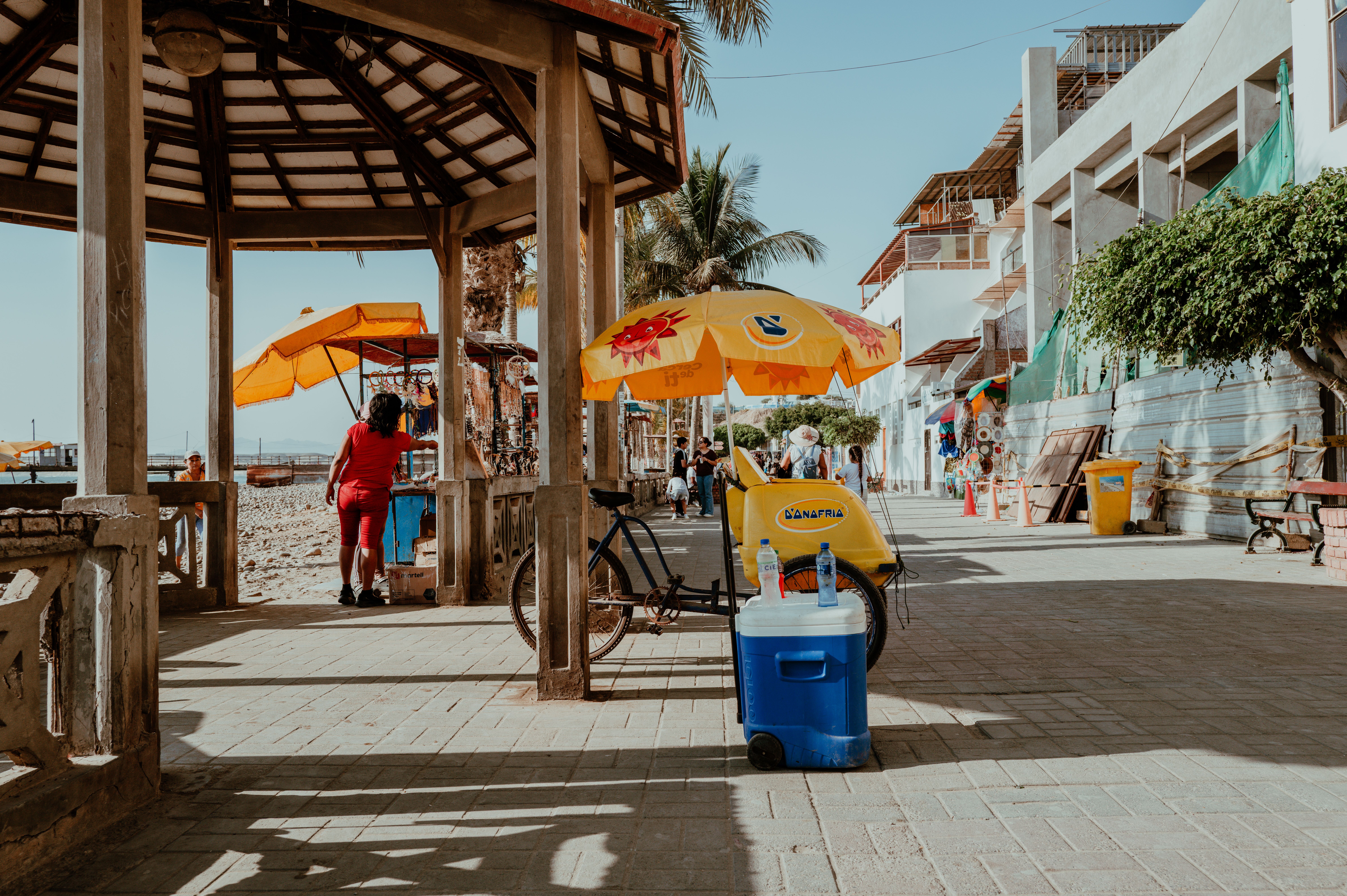 Conta bancária e câmbio para brasileiros trabalhando em Cabo Verde Pessoa acessando conta bancária internacional pelo celular para transferência de dinheiro em Cabo Verde