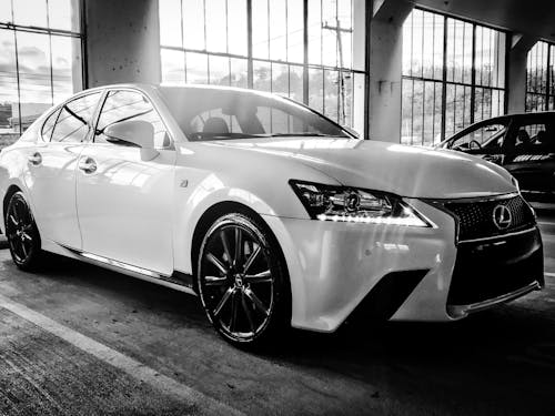 Fotografi Grayscale Dari Lexus Sedan