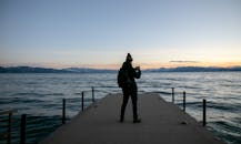 日落时分，有人在加利福尼亚州特拉基拍下了美丽的湖景