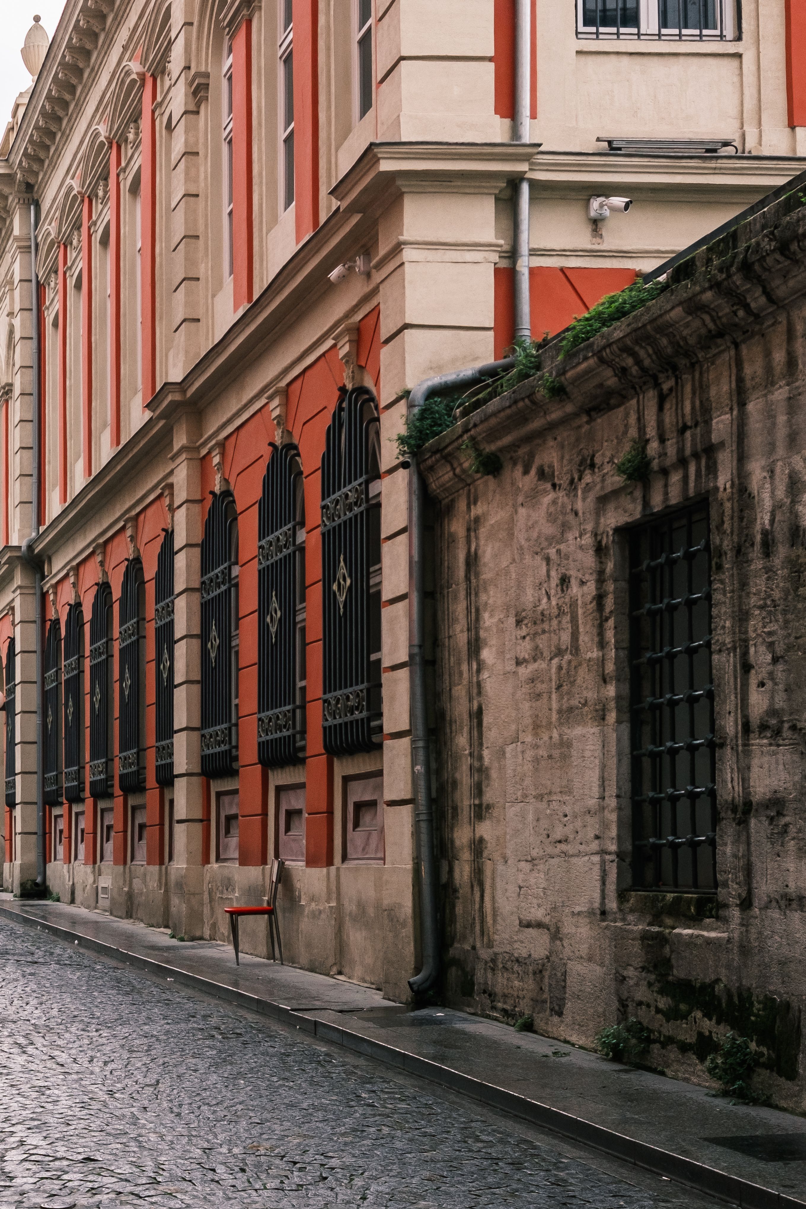 Charming European Street with Historical Architecture · Free Stock Photo