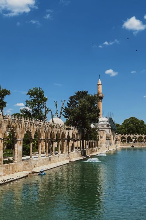 Free A serene view of the Pool of Abraham with a mosque in Şanlıurfa, Turkey, on a sunny day. Stock Photo