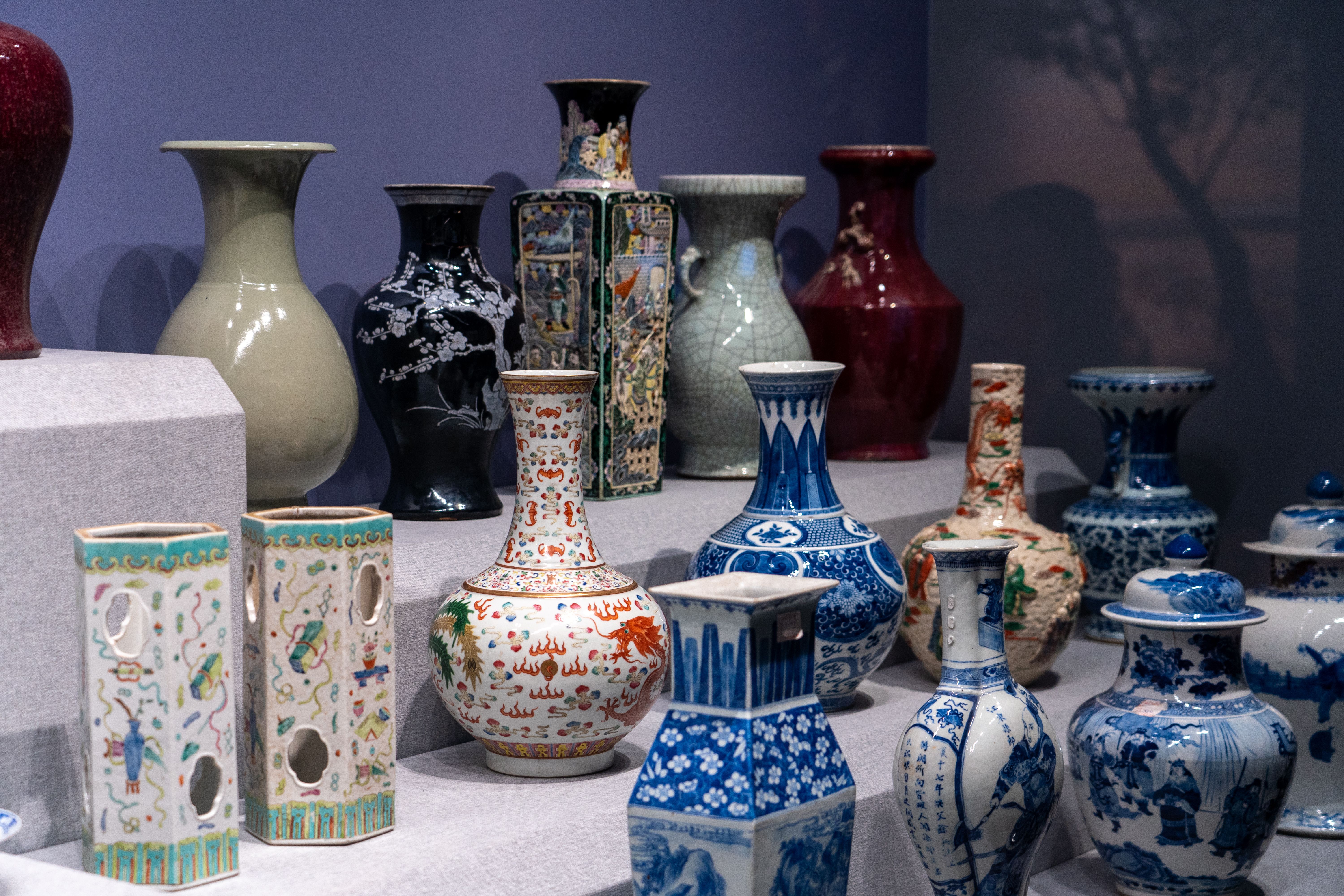 Un jarrón antiguo de porcelana azul y blanca, que evoca la artesanía de la dinastía Ming