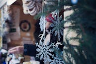 繁忙的户外圣诞市场上悬挂着美丽的雪花装饰品