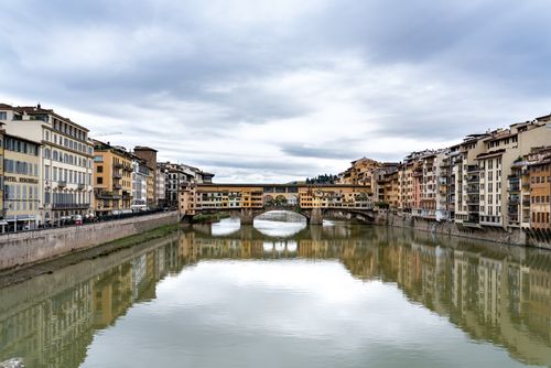 Gratuit O vedere pitorească a Ponte Vecchio reflectată în râul Arno, Florența, Italia. Fotografie de stoc