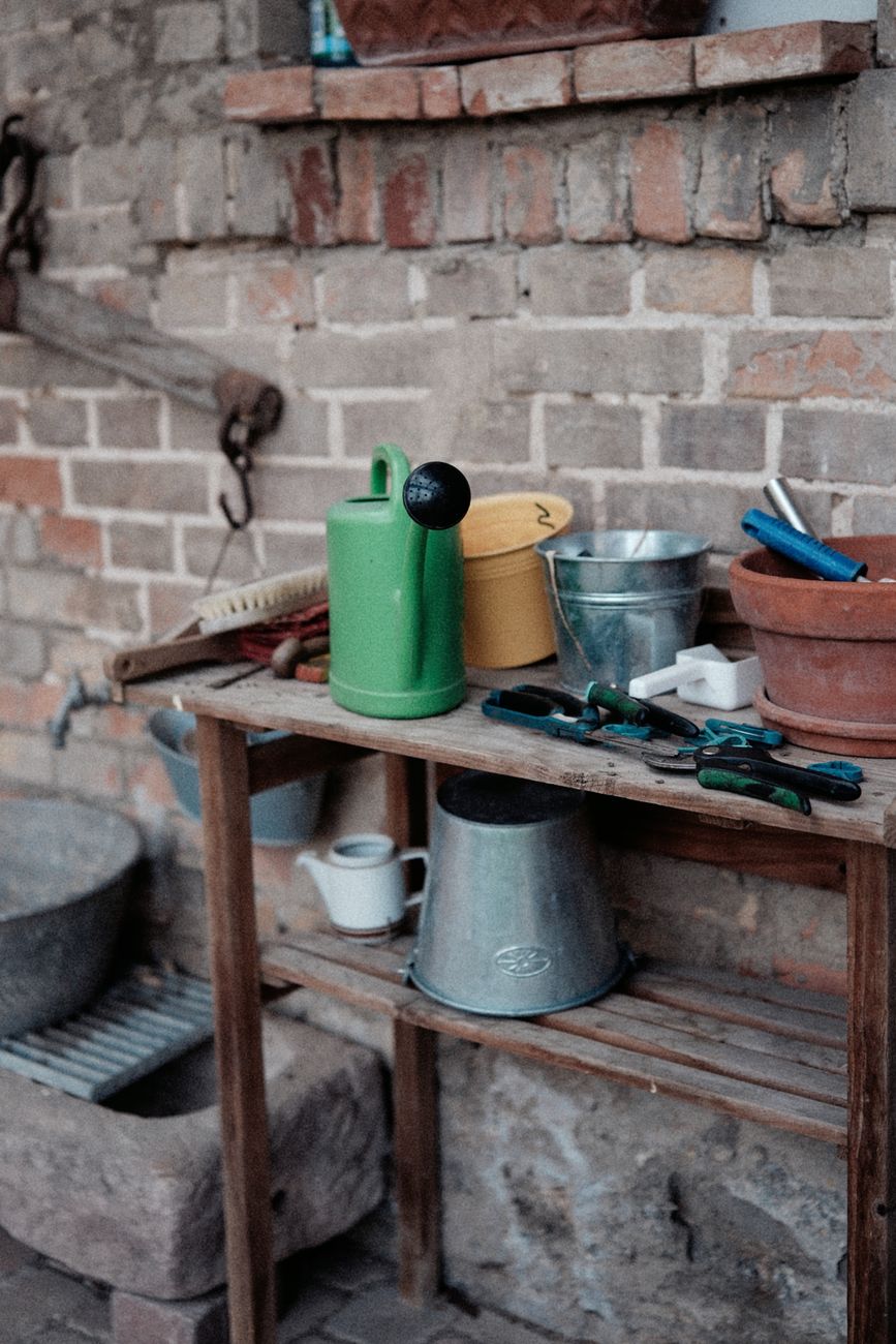 Designing a Functional Potting Bench: DIY Plans and Essential Features for Efficient Garden Work