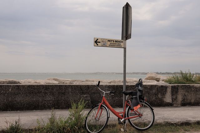 Vélo garé près d'un panneau d'accès à la plage, illustration de la location de vélos à La Faute-sur-Mer