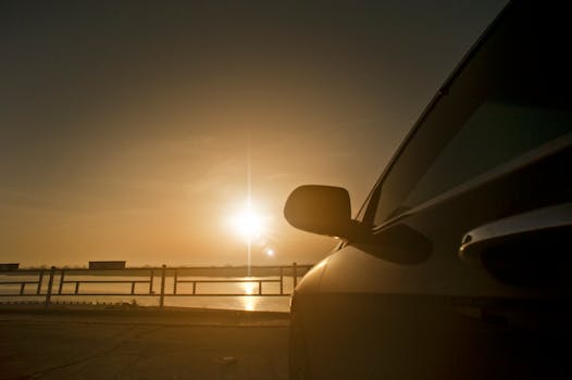 日落映衬下，水边车辆轮廓宁静