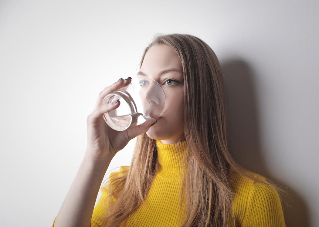 Fotobanka s bezplatnými fotkami na tému biela stena, blond vlasy, blondína