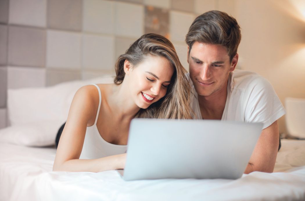 couple enjoying coffee during first date after connecting online