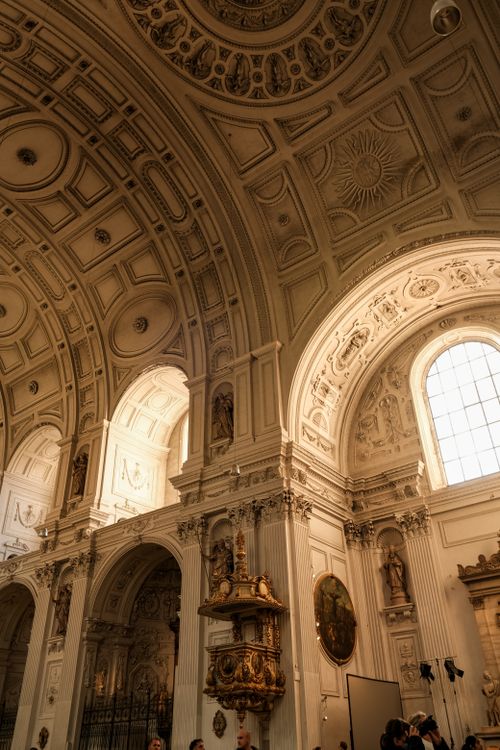 Free Captivating interior of a Baroque church showcasing intricate architectural details and arches. Stock Photo