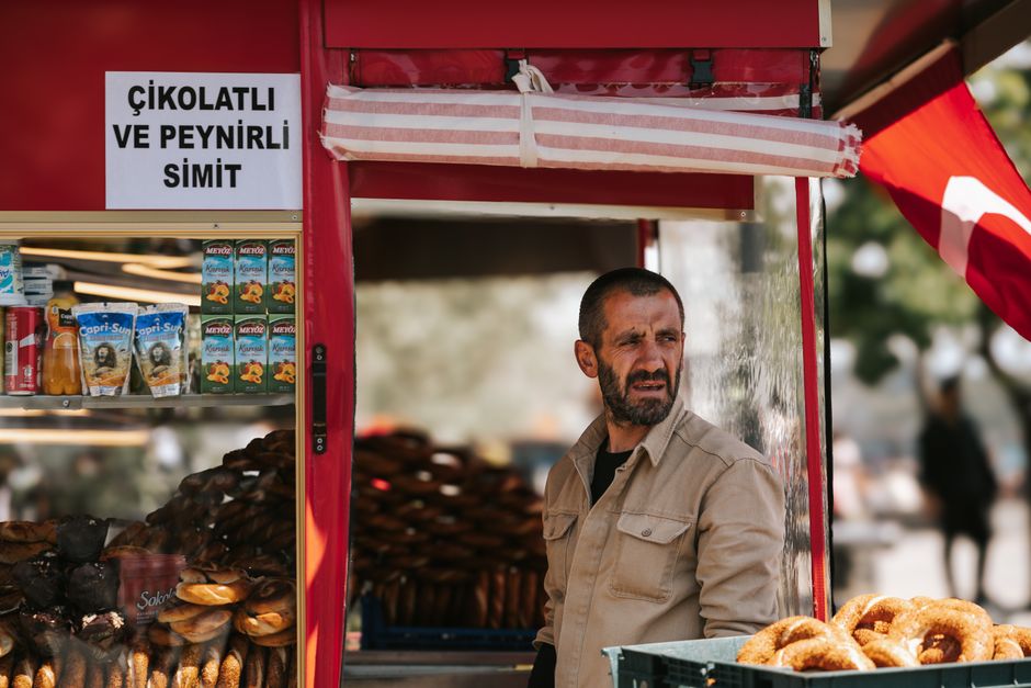 Türkiye ekonomisi için analiz yapan bir kişinin çalışma masası